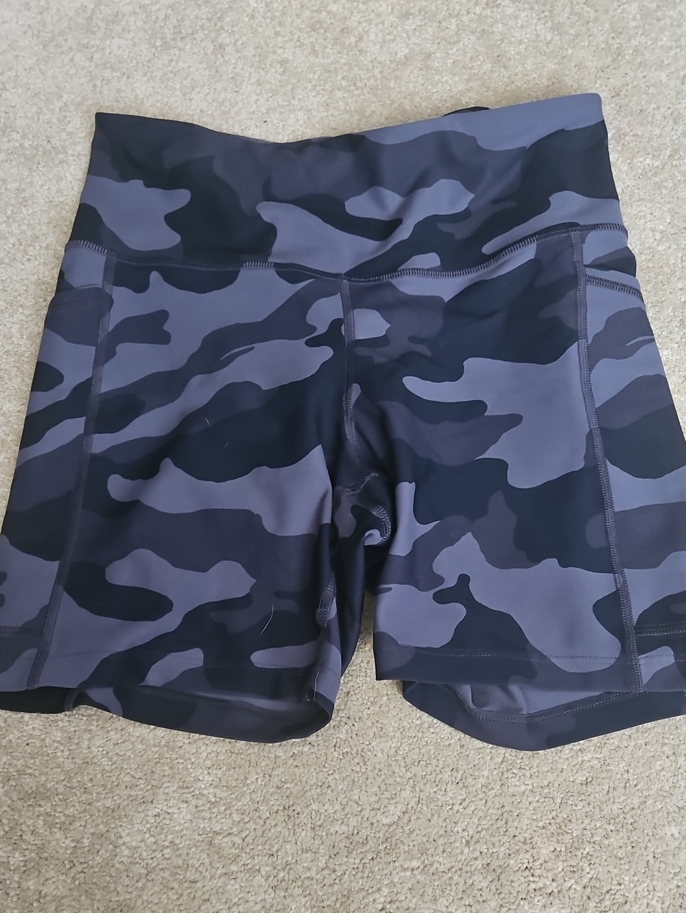 High-Waist Camo Active Shorts in Gray and Black